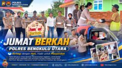 AKSI HUMANIS, POLWAN DAN SAT SAMAPTA POLRES BENGKULU UTARA GELAR “JUM’AT BERKAH” BAGIKAN PAKET KE TUKANG BECAK DAN WARGA PENGANTRE BBM