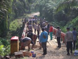 Akses Ekonomi Warga Kembali Aman, Polsek Padang Jaya dan Elemen Masyarakat Sentuh Perbaikan Jembatan Keramat