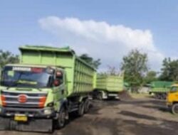 Garasi berisi puluhan Tronton di Depan SD kedungasem, diduga tak kantongi ijin dan resahkan warga