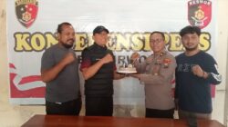 Kapolsek Purworejo Berikan Kejutan Ulang Tahun Ke-54 Kepada Panit Reskrim IPDA Hasanuddin