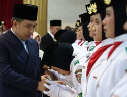 KUKUHKAN PASKIBRAKA, BUPATI GUS FAWAIT AJAK GENERASI MUDA JEMBER KAWAL VISI INDONESIA EMAS 2045