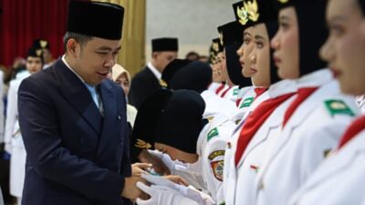KUKUHKAN PASKIBRAKA, BUPATI GUS FAWAIT AJAK GENERASI MUDA JEMBER KAWAL VISI INDONESIA EMAS 2045