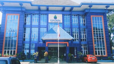 Perumda Tirta Kanjuruhan Gelar Gerakan Pembagian Bendera Merah Putih Semarakkan HUT RI ke-81