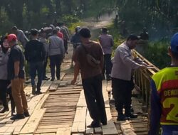  “AYO-AYO” GOTONG ROYONG, PEMDES TANAH TINGGI BERSAMA POLSEK PADANG JAYA PERBAIKI JEMBATAN PENGHUBUNG