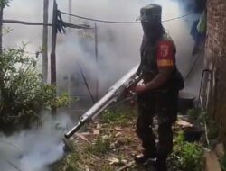 Cegah Penyebaran DBD, Sertu Sismadi Terjun Langsung Lakukan Fogging di Ketanireng