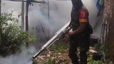 Cegah Penyebaran DBD, Sertu Sismadi Terjun Langsung Lakukan Fogging di Ketanireng