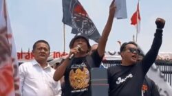 Detik-Detik Mas Botok Bacakan Surat Komitmen DPR di Hadapan Ribuan Massa Demonstran