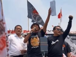 Detik-Detik Mas Botok Bacakan Surat Komitmen DPR di Hadapan Ribuan Massa Demonstran