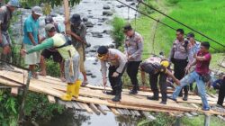 Siap Sedia Jamin Keselamatan Warga, Kapolres Bengkulu Utara Pimpin Gotong Royong Rehab Jembatan Gantung Desa Aur Gading