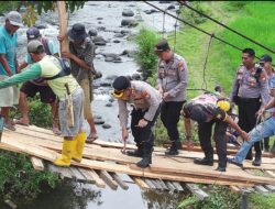 Siap Sedia Jamin Keselamatan Warga, Kapolres Bengkulu Utara Pimpin Gotong Royong Rehab Jembatan Gantung Desa Aur Gading