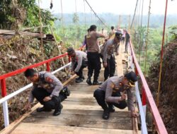 Sinergi Polres Bengkulu Utara dan Warga Gotong Royong Perbaiki Jembatan Gantung Desa Kalbang
