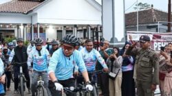 Gowes Sambil Kerja: Bupati Jember Cek Kondisi Jalan dan Bagikan Sembako untuk Warga