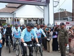 Gowes Sambil Kerja: Bupati Jember Cek Kondisi Jalan dan Bagikan Sembako untuk Warga