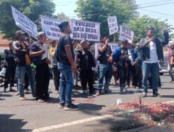 Dinilai Amburadul dan Tak Tepat Sasaran, Aliansi Poros Tengah Gelar Unjuk Rasa Desak Copot Kadinsos