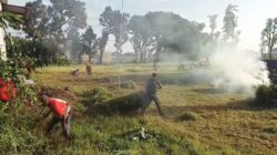 Babinsa Hadir di Tengah Warga, Gotong Royong Bersihkan Lingkungan Desa Pakukerto