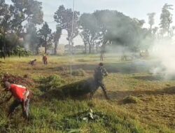 Babinsa Hadir di Tengah Warga, Gotong Royong Bersihkan Lingkungan Desa Pakukerto