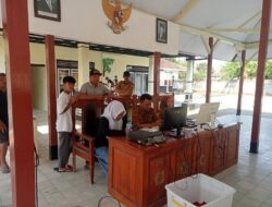 CAMAT WULUHAN DORONG AKTIVASI IDENTITAS KEPENDUDUKAN DIGITAL (IKD) DI BALAI DESA GLUNDENGAN