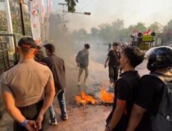 Tak Ditemui Gubernur, Aksi Ratusan Mahasiswa Bawean di Depan Pemprov Jatim Berujung Ricuh