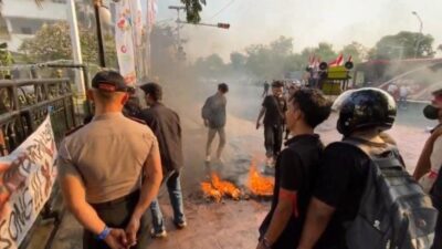 Tak Ditemui Gubernur, Aksi Ratusan Mahasiswa Bawean di Depan Pemprov Jatim Berujung Ricuh