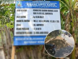 Proyek Drainase Ruas R.424 Banyuputih Dikeluhkan: Tumpukan Material Tanpa Rambu, Fungsi Pengawasan Dinas Dipertanyakan