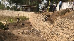 Diduga Material Pasir Bercampur Tanah Digunakan untuk TPT Rp150 Juta di Patemon, Kualitas Konstruksi Dipertanyakan