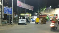 ALAT BERAT TERPARKIR DI TAMAN KOTA ASEMBAGUS, PEDAGANG KAKI LIMA MENGELUH OMZET BERKURANG Dan MEMBAHAYAKAN PENGGUNA JALAN