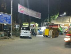 ALAT BERAT TERPARKIR DI TAMAN KOTA ASEMBAGUS, PEDAGANG KAKI LIMA MENGELUH OMZET BERKURANG Dan MEMBAHAYAKAN PENGGUNA JALAN
